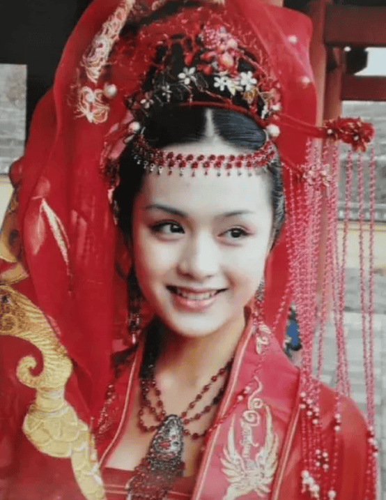 一毕业,就凭借《贞观长歌》这部剧被观众熟知,之后的她,一边当演员