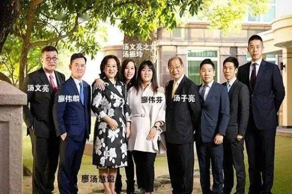 公公是香港第一任潮州首富,丈夫是银行家,这位潮汕媳妇把自己活成豪门