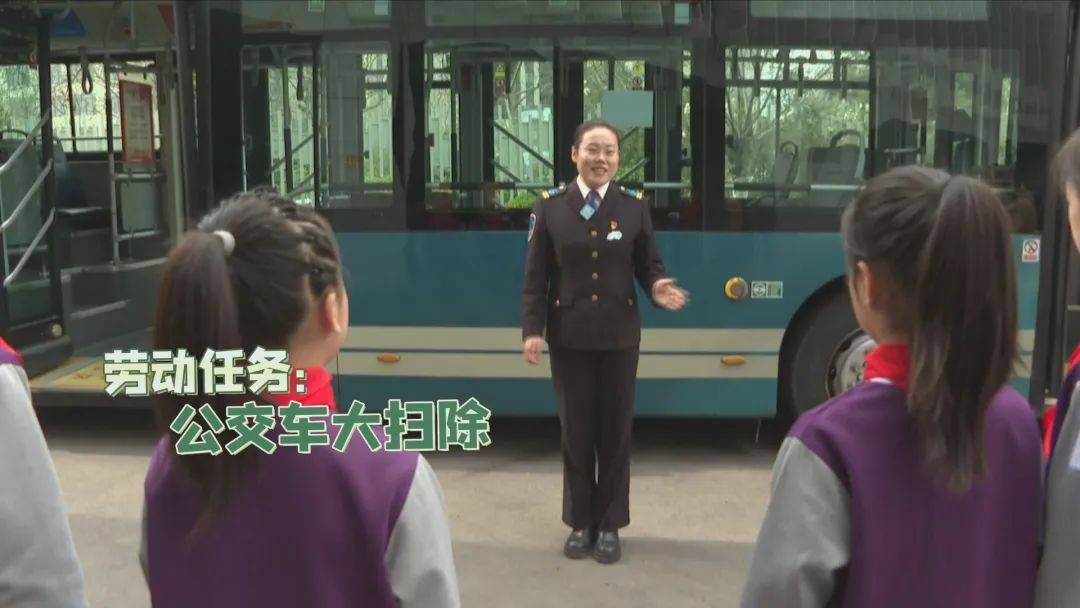 公交驾驶员董丹带领济南市槐荫区恒新小学的同学们体验当公交驾驶员的