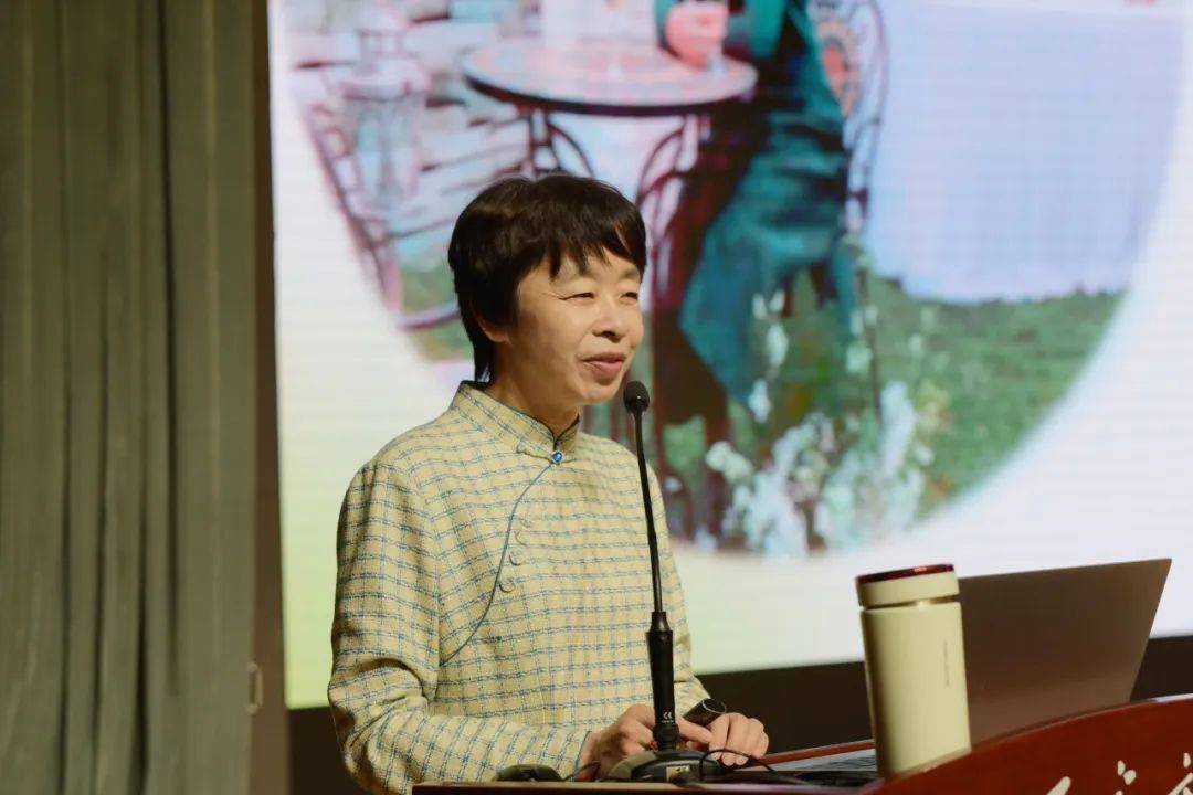 讲座伊始,白薇教授以"如何阅己"开篇,带领同学们进入一场心灵之旅.