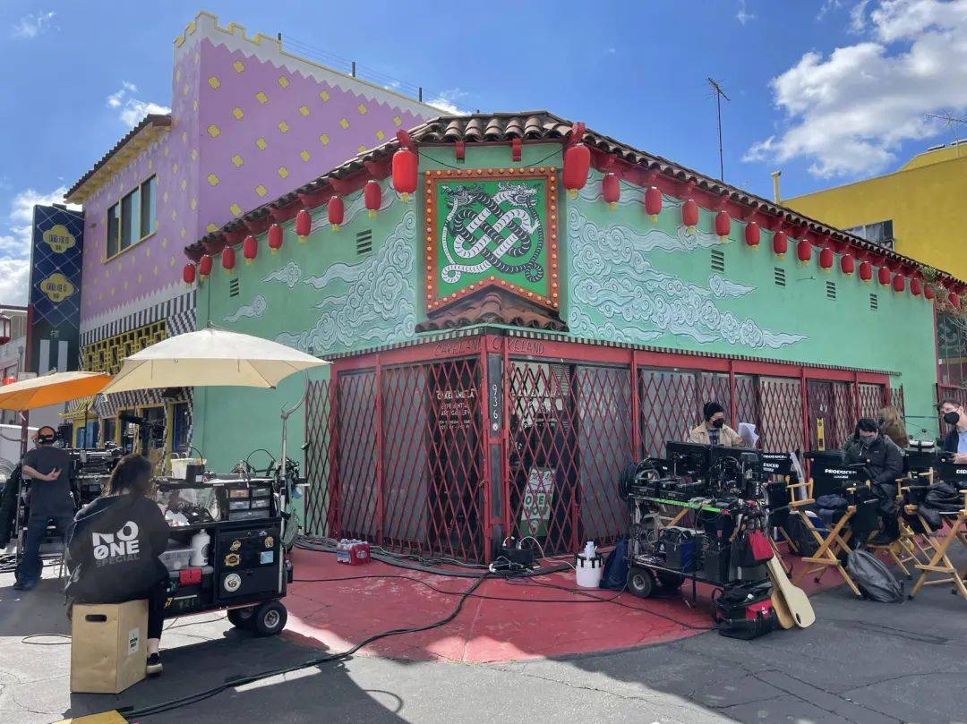 他的眼下有卧蚕和眼尾沟,但化笔岚阉钦诘