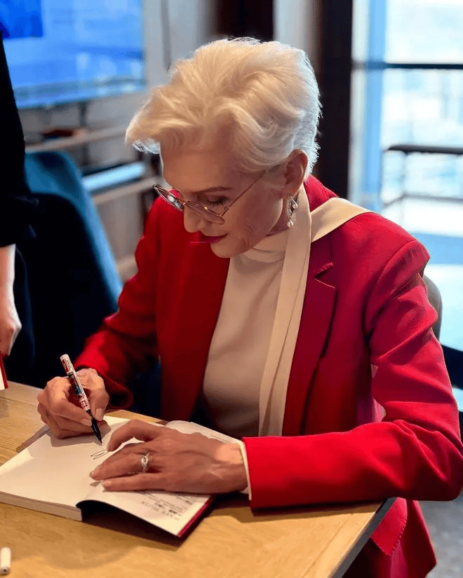 加拿大最牛女人,马斯克妈妈定居中国?母亲节上海晒照:儿子送来鲜花