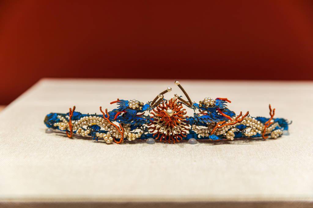 龙眼睛为两颗珍珠,龙角为珊瑚枝,龙触须为金累丝,并于顶端镶嵌珍珠各