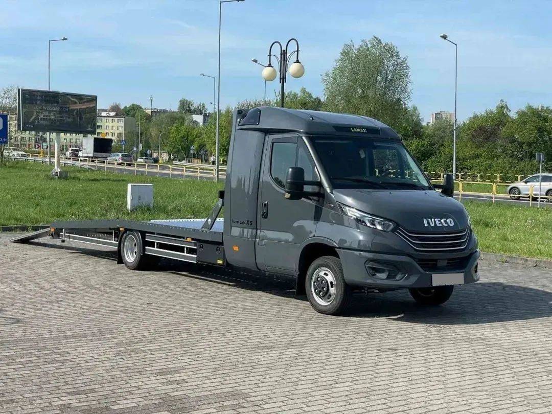 依周好车|能睡觉还带厨房,带你看一辆跑长途的依维柯daily平板