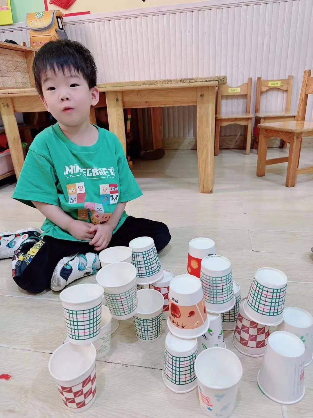 小纸杯,大精彩——关铝幼儿园纸杯游戏