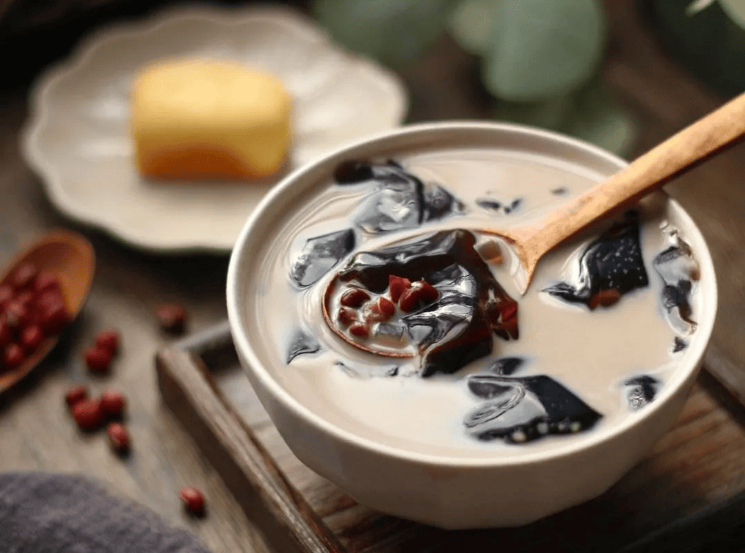 广式正宗龟苓膏,真龟制作,搭配10种草本食材,古法熬制