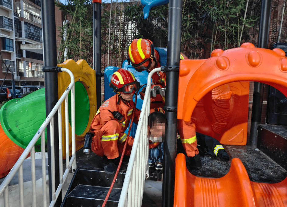 小区滑梯旁,萌娃头被卡接到多起儿童被卡的求助警情咸宁消防近日没有