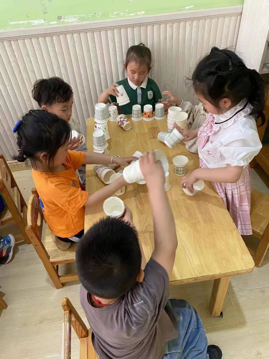 小纸杯,大精彩——关铝幼儿园纸杯游戏