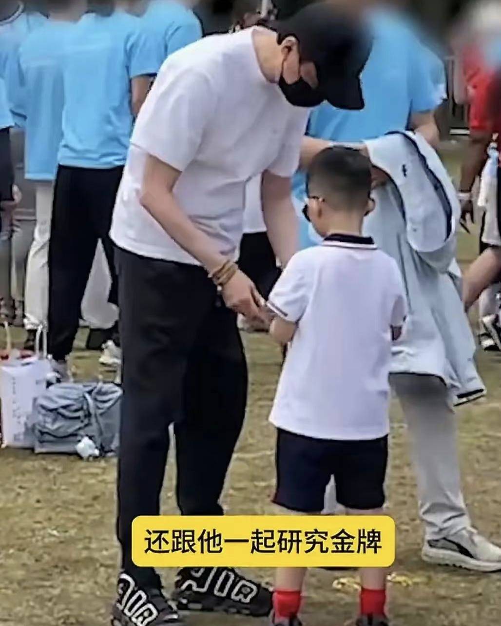 赵丽颖不管儿子?儿子运动会拿金牌,开心给爸爸,冯绍峰反应好暖