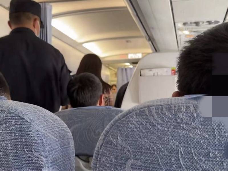有网友发布视频称,其乘坐国航一航班时,有乘客在航班上抽电子烟
