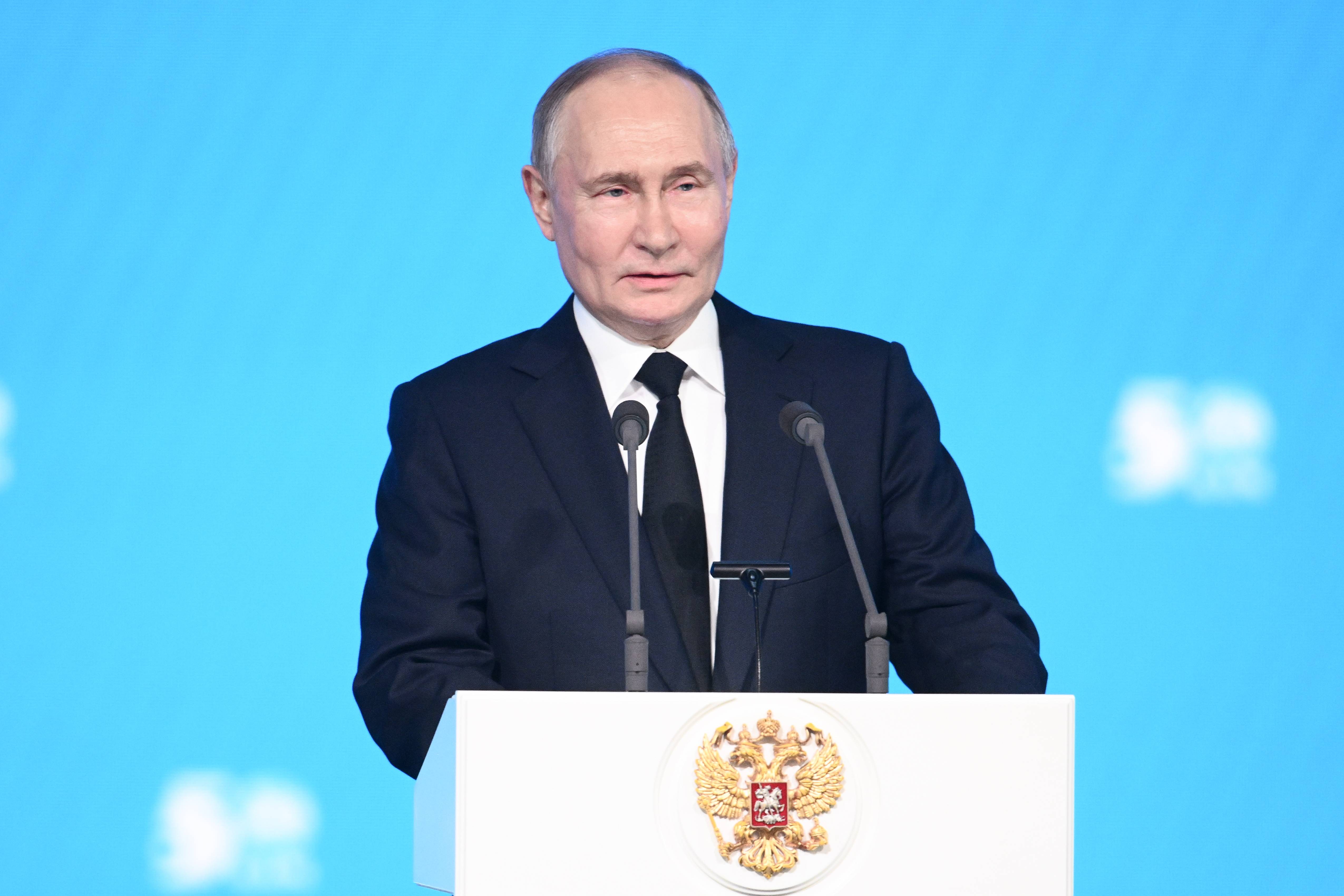 新闻8点见丨俄总统普京即将访华;国乒巴黎奥运参赛大名单公示