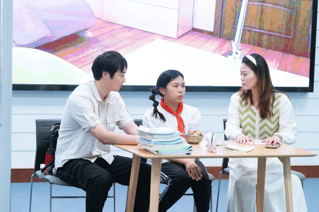 接着,陈晓丹,赵轩宸老师和五(4)班的施燕来,张袁泽带来的情景剧《都是