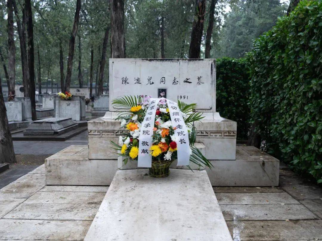 墓区庄严肃穆,安葬着为国家和人民牺牲,奉献的革命先烈和仁人志士.