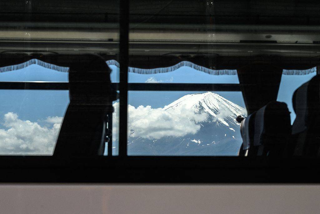   为了应对过度旅行，富士山的热门徒步路线受到限制。 