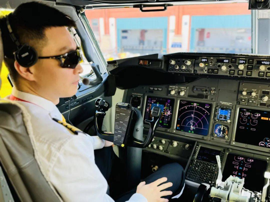 祥鹏航空备降救治婴儿,家属致谢送上锦旗