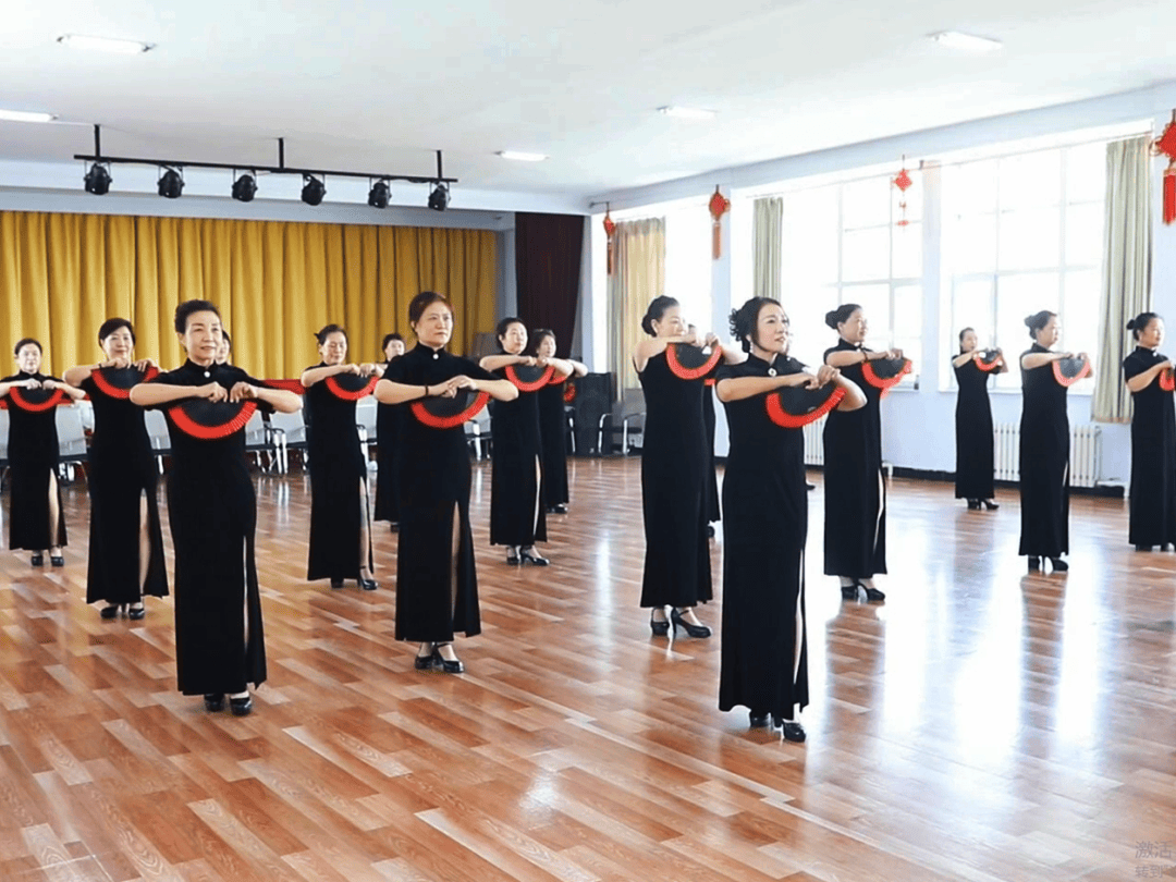 在另一边的书法教室,老师正在讲解字型及书法技巧,学员们执笔挥墨