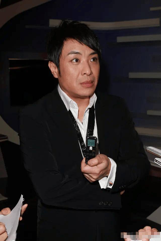 他是香港前十dj,从小被遗弃,因乱讲得罪杨受成,经历丰富不结婚