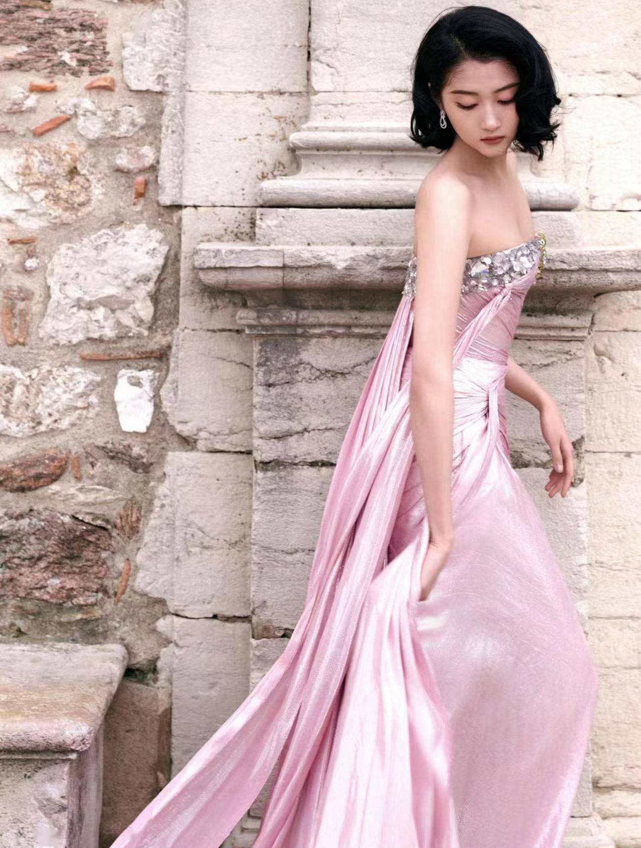 中国女星亮相戛纳开幕红毯,巩俐佟丽娅关晓彤原生态怼脸照曝光