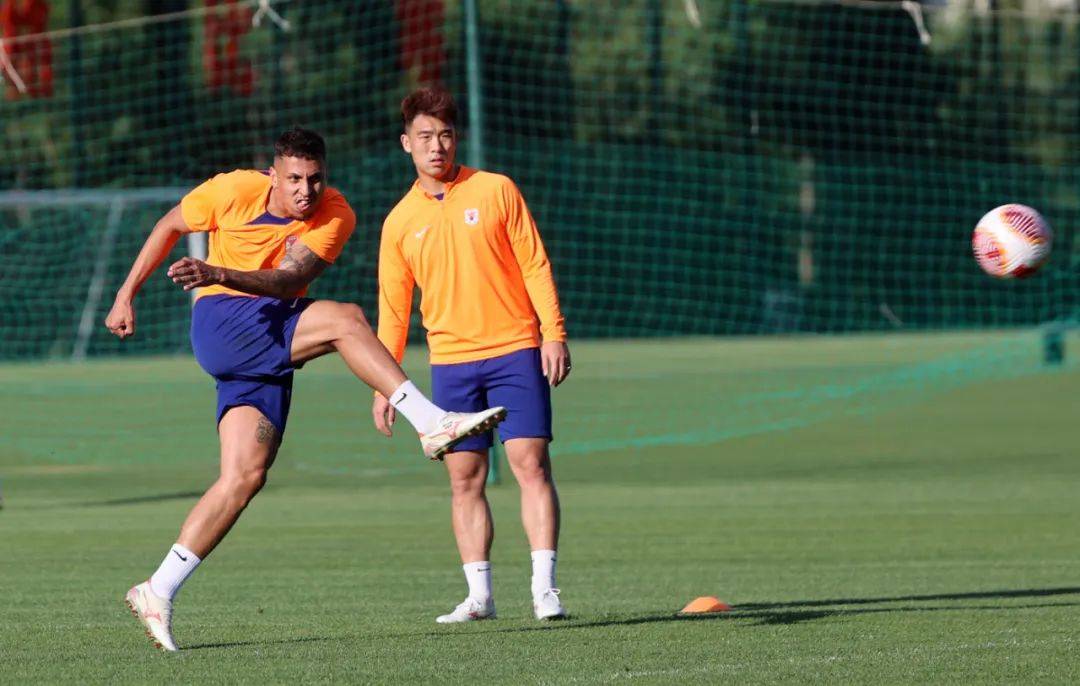 泰山队官方训练备战新鹏城_进行了_山东_比赛