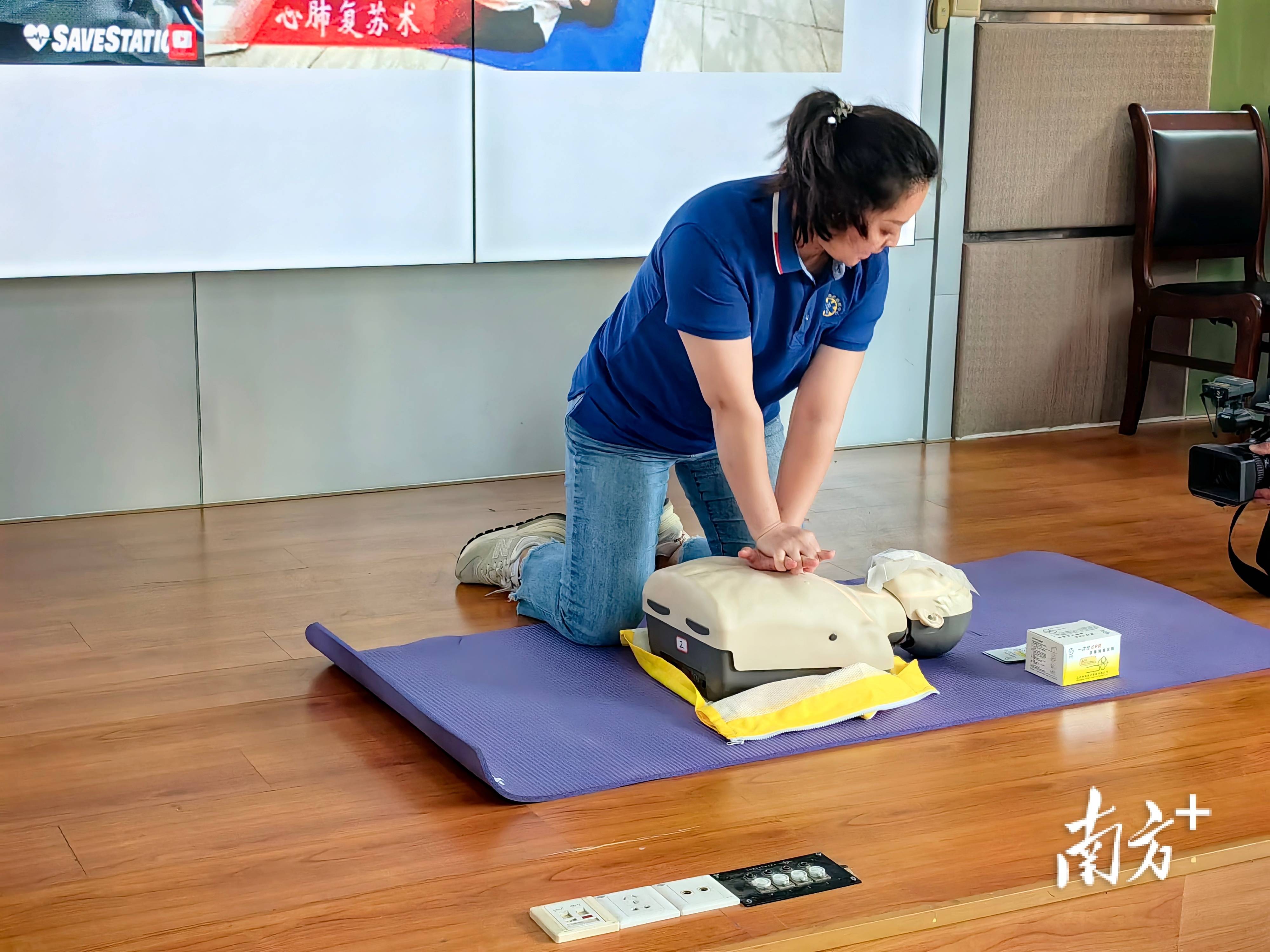 按压手法:左手掌根部置于被救者两乳头连线的中点处,右手掌压在左手背