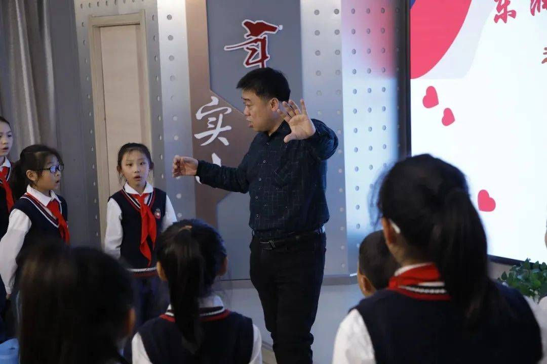 在安达市任民镇中心小学指导吕媛老师在牡丹江市东宁市实验小学指导