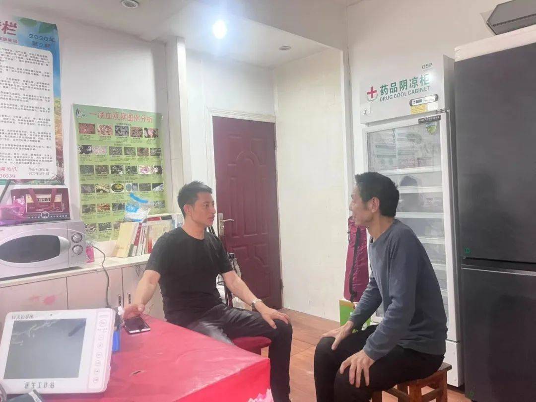 5月6日,华山村支书周正斌开展入户走访,宣讲惠民政策,收集社情民意.