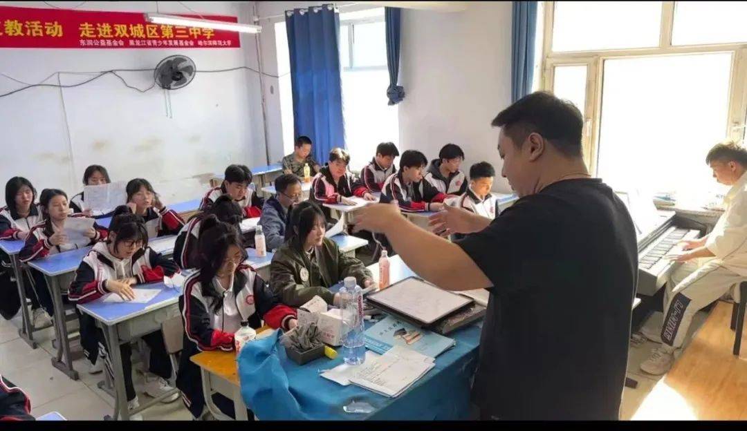 在牡丹江东宁市实验小学对青葵合唱团指导赵儒衿老师在五常市实验小学