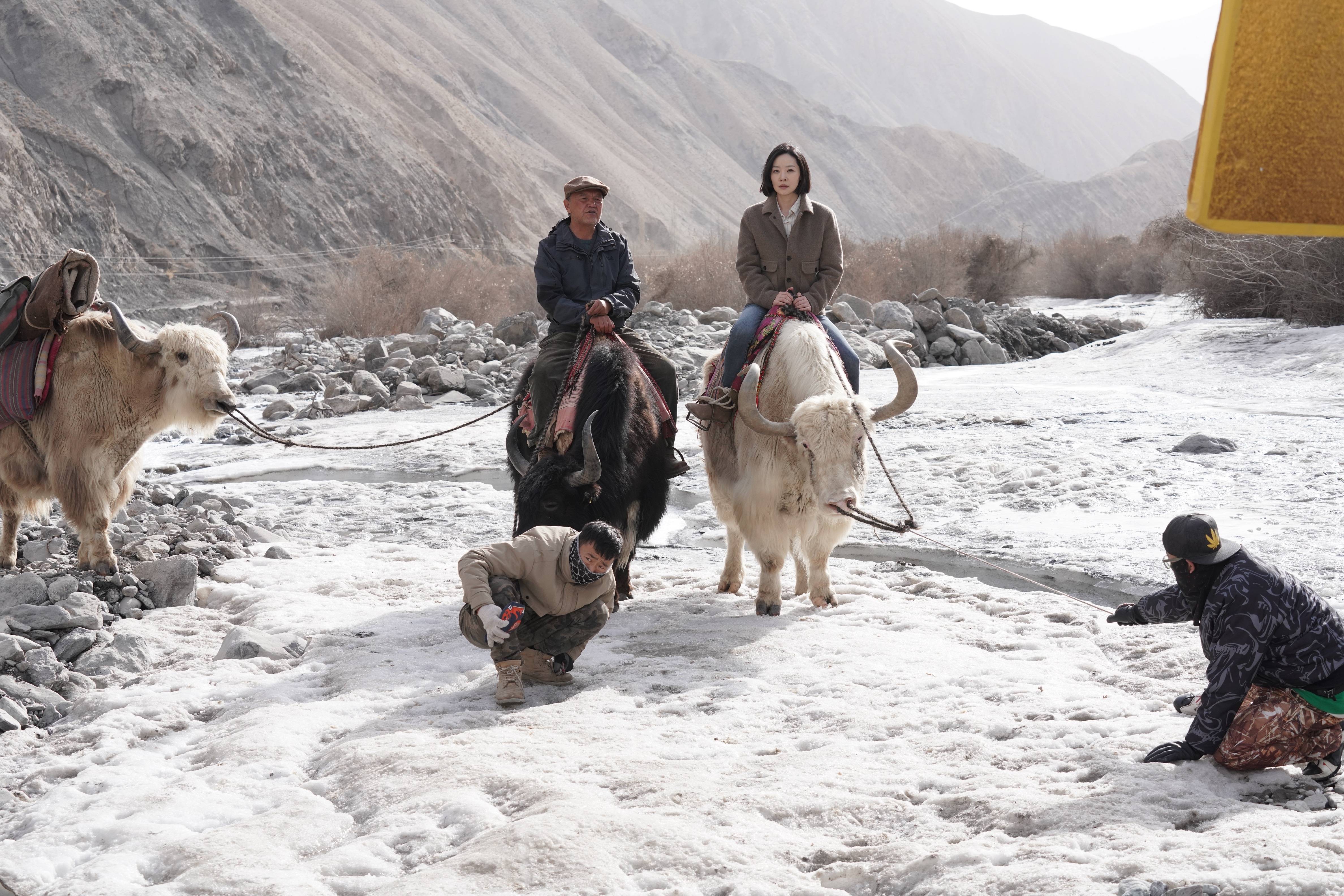 首映丨电影《父亲在远方》:致敬"驴背上的白衣天使"_姜万富_佟瑞欣_新