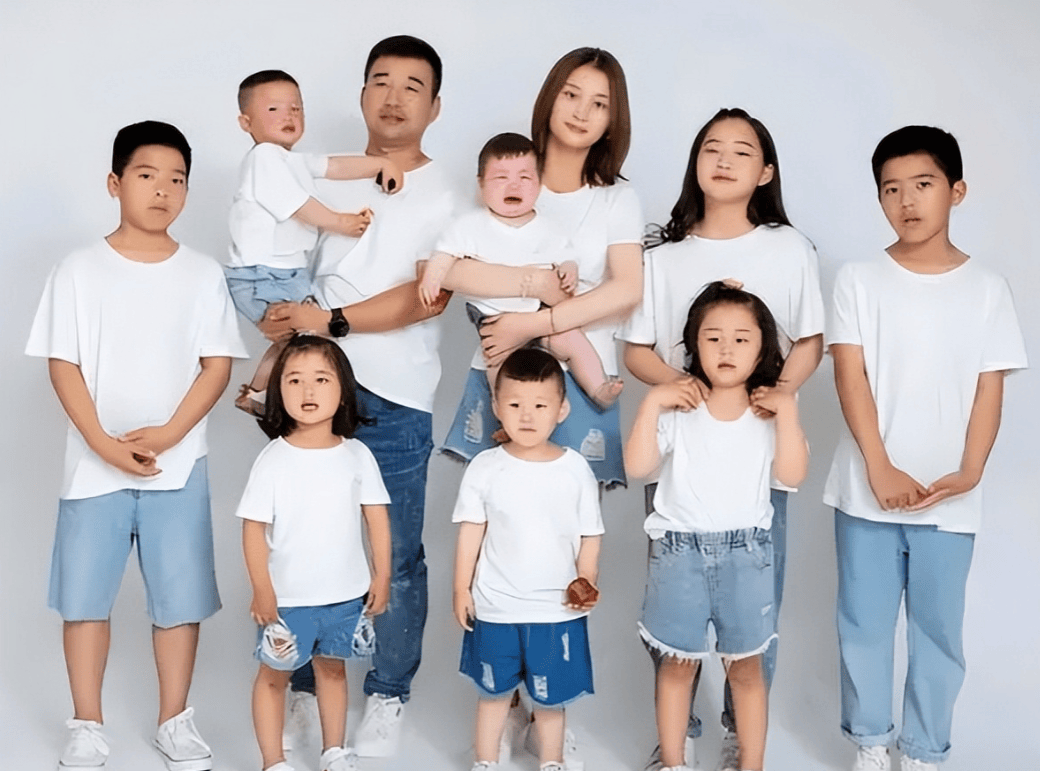 这张全家福照片中的女士叫田东霞,今年31岁.