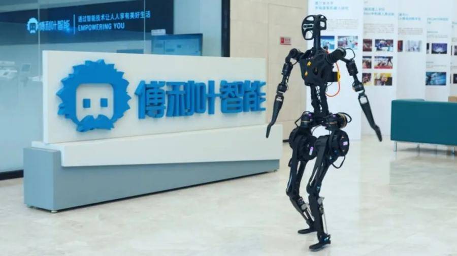 中美人形机器人之间"差异"多过"差距"?上海拿出"全球首个"撒手锏