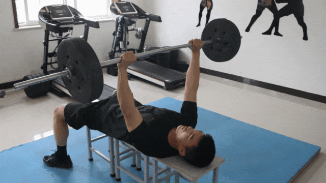 杠铃平板卧推能全面刺激胸肌各区域,并帮新手建立起扎实的肌肉力量