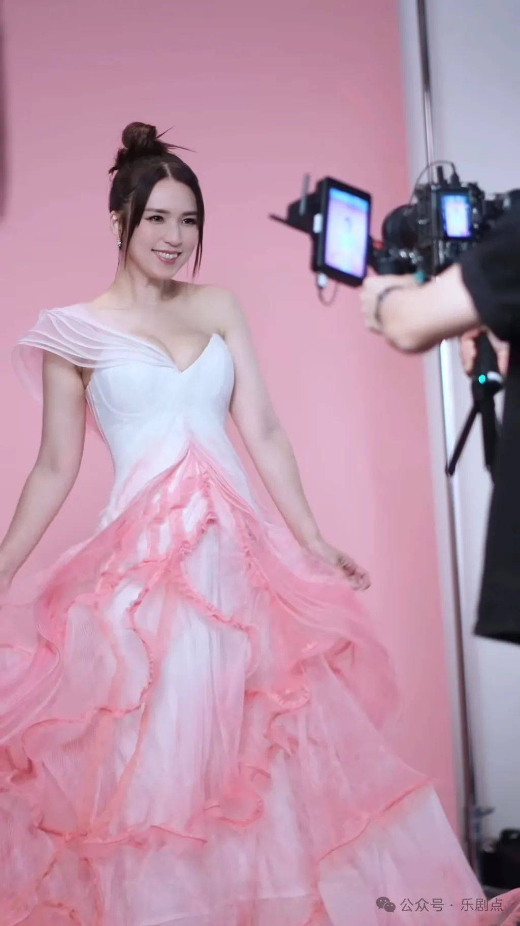 孙慧雪在健身教练鞭策和鼓励,连月勤力运动健身,终于恢复傲人身材