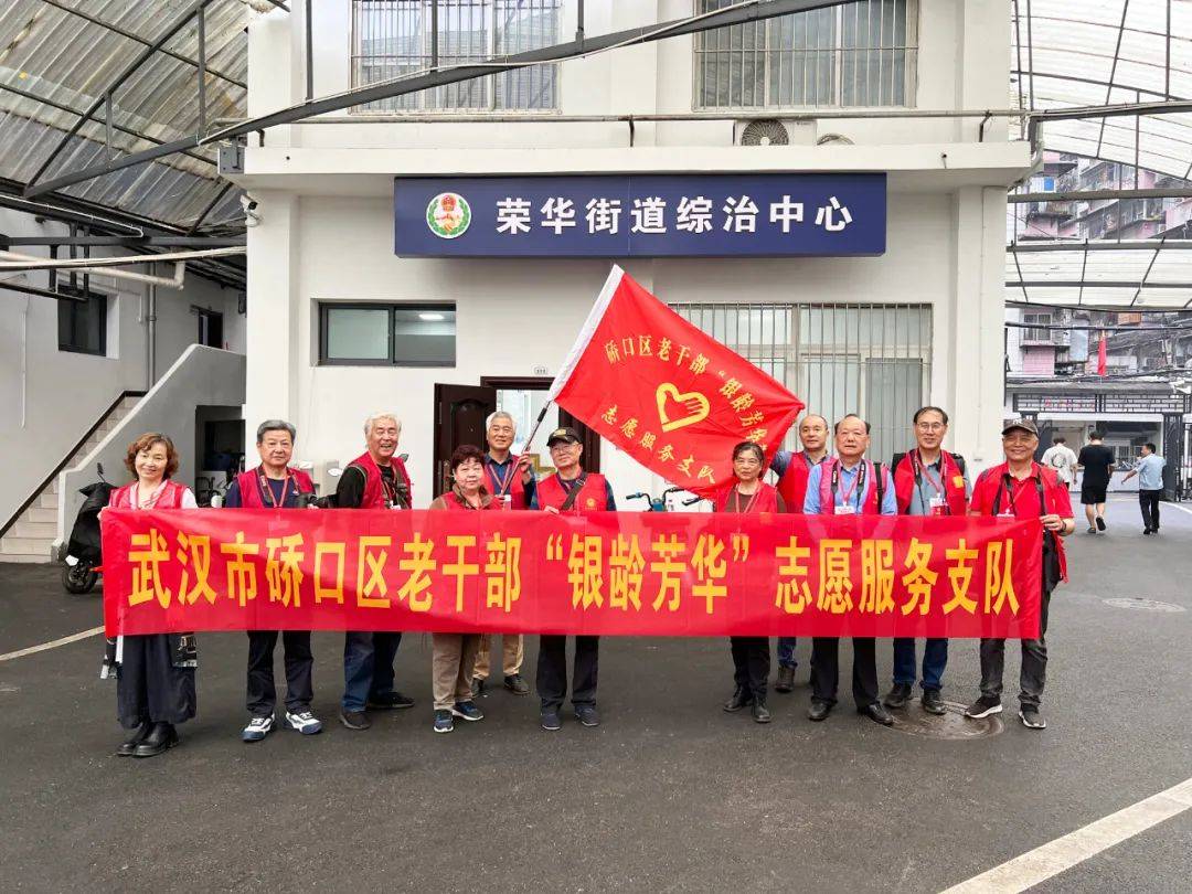 定格最美瞬间"往左边站点……好……不要动……笑",5月11日,摄影服务