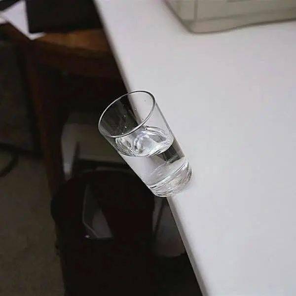 水杯在桌子边缘将要倒下的瞬间,将倒不倒简直能逼疯强迫症.12.