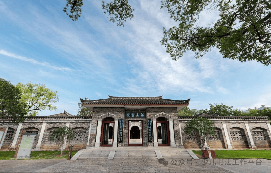 清幽神秘,被誉为"湘江三岛"之一,更是古衡阳八景之一