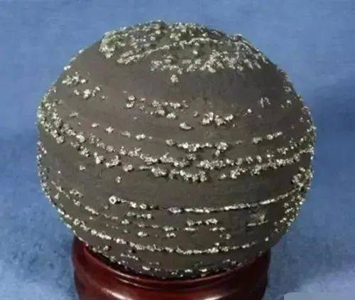 圆乎乎的像地雷,一个个都是"金疙瘩"的铁胆石你见过吗?