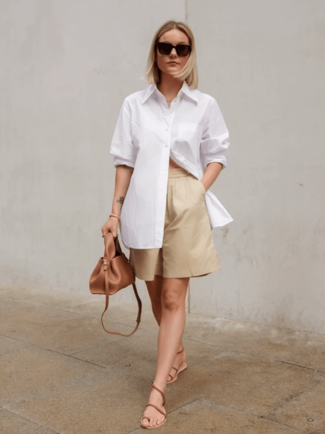 深蓝色衬衫搭配灰色短裤,这样的穿搭很明显的展示了个人风格标识,穿出