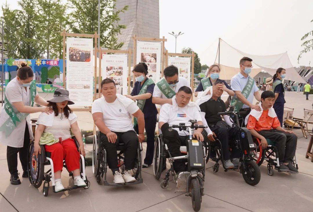 便的市民游客对颐而康提供的公益按摩情有独钟,纷纷坐着轮椅前往体验