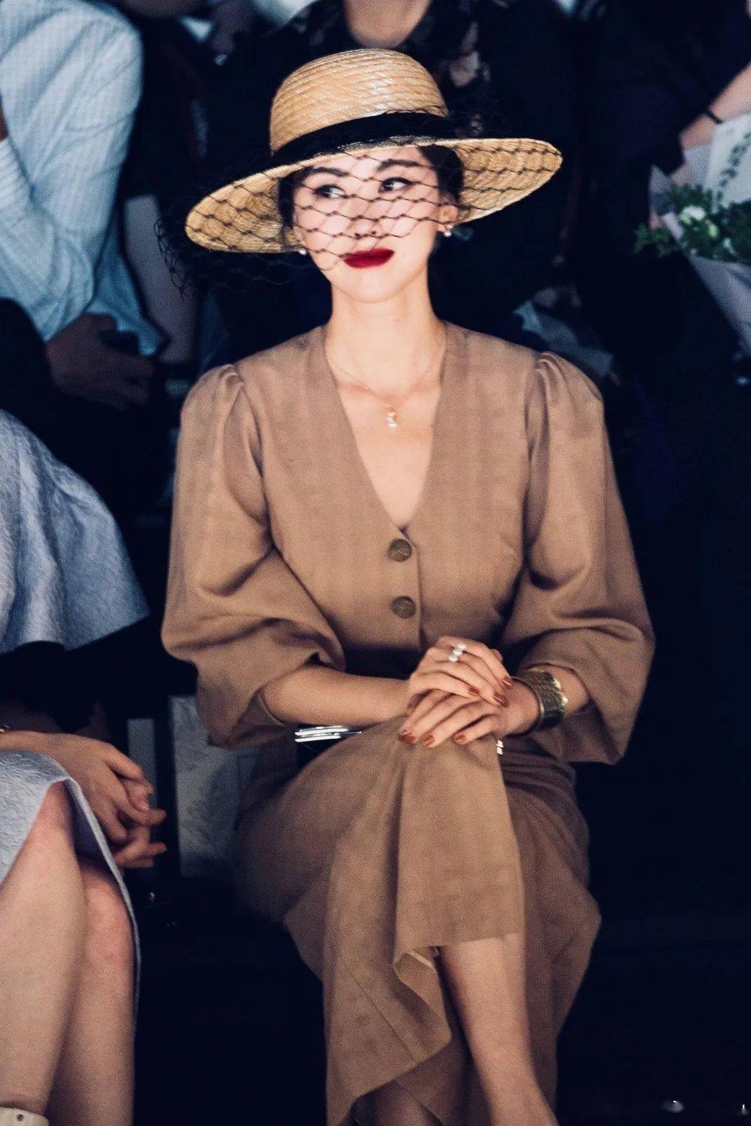 京圈名媛朱珠摆地摊上热搜:她每一步都踩准"白富美"天花板,除了嫁人和