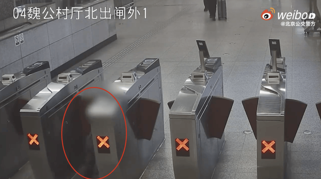 地铁上耍酒疯?北京警方:拘!