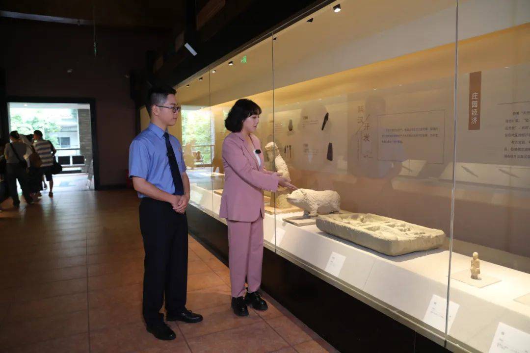 "峨眉山市检察院未检检察官助理李冰清以"预防学生欺凌"为主题,向20余