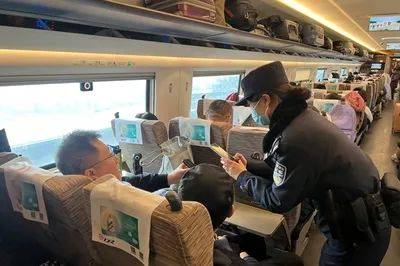 散文7号车厢_列车_乘客_座位