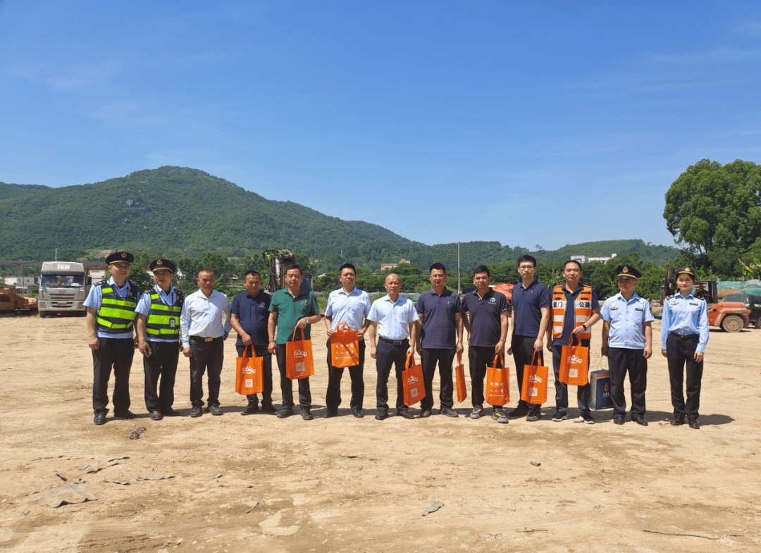 "公路人人护,路畅心舒畅" 2024年"路政宣传月"市交