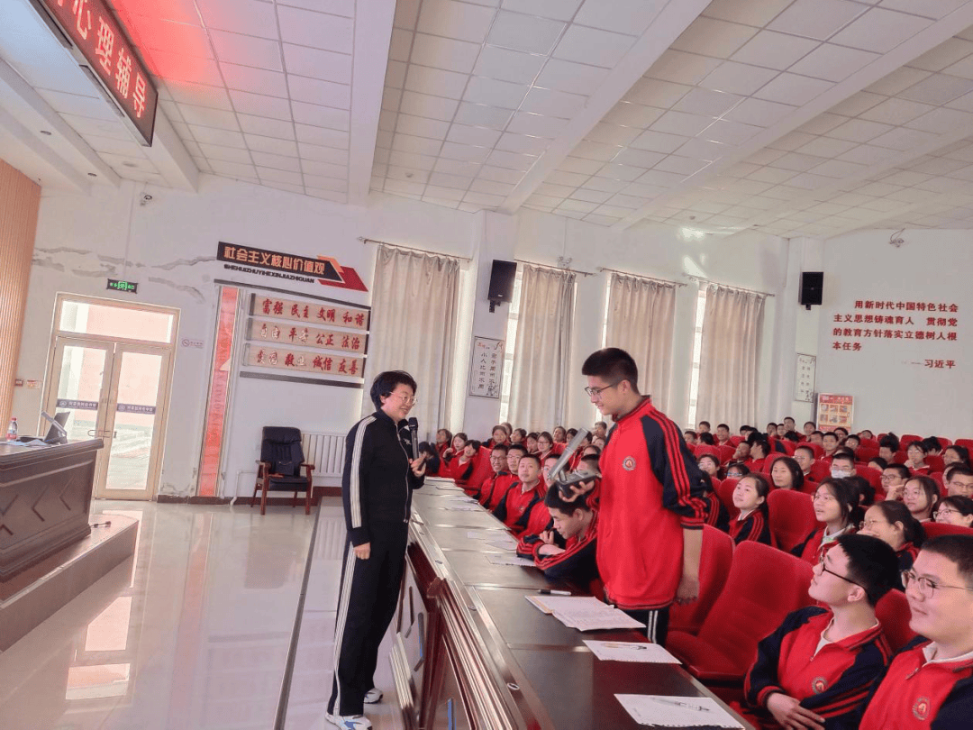 助力中考 减压赋能——教科体局家庭教育巡讲团走进阿伦中学开展中考