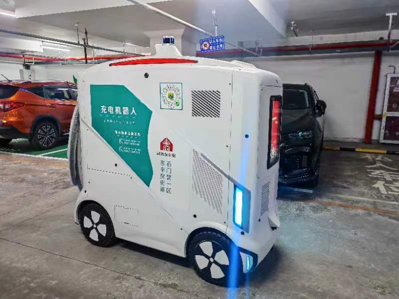 北京门头沟率先引入移动充电机器人 解决社区"充电难"问题
