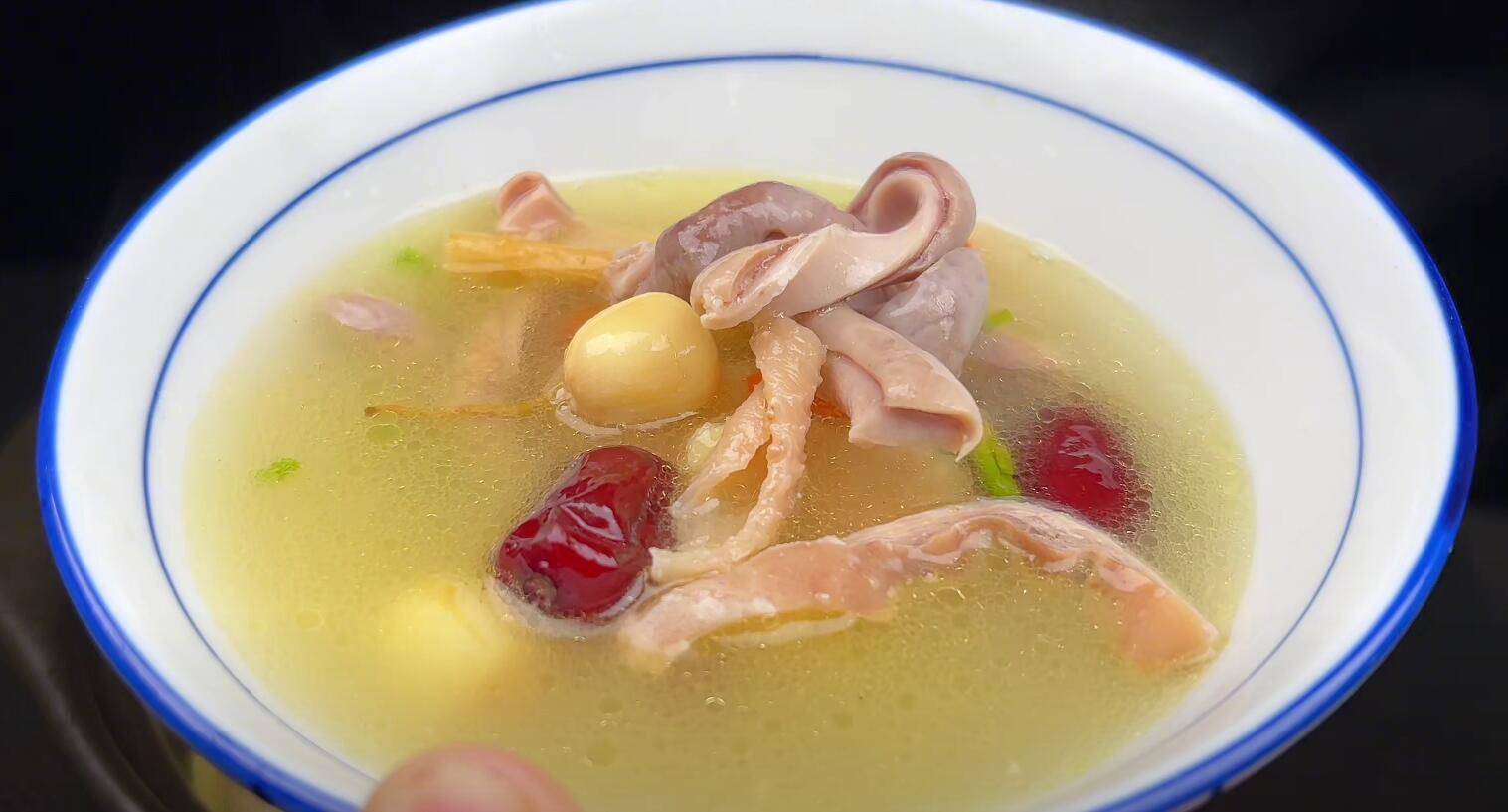 5,这样一道简单又好喝的猪肚莲子汤就做好了,汤鲜味美,特别的营养好喝