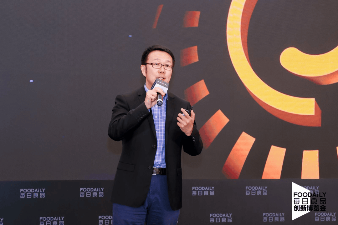 负责人赵林娜作为主持人,提出农产品品牌化是建设中国味道的必经之路