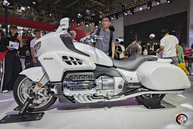 s2000st的体型更大,几乎将造车工艺全部运用在了一台两轮摩托车上