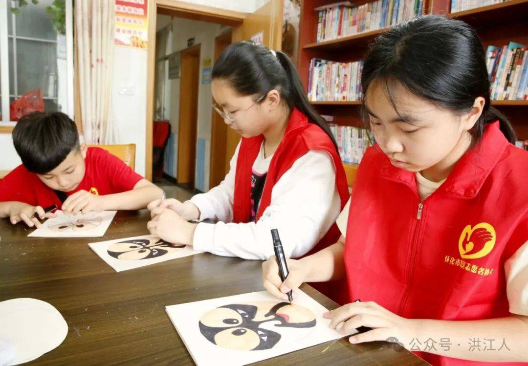 活动开始前,爱心志愿者阳老师给孩子们讲解了京剧脸谱的基本知识