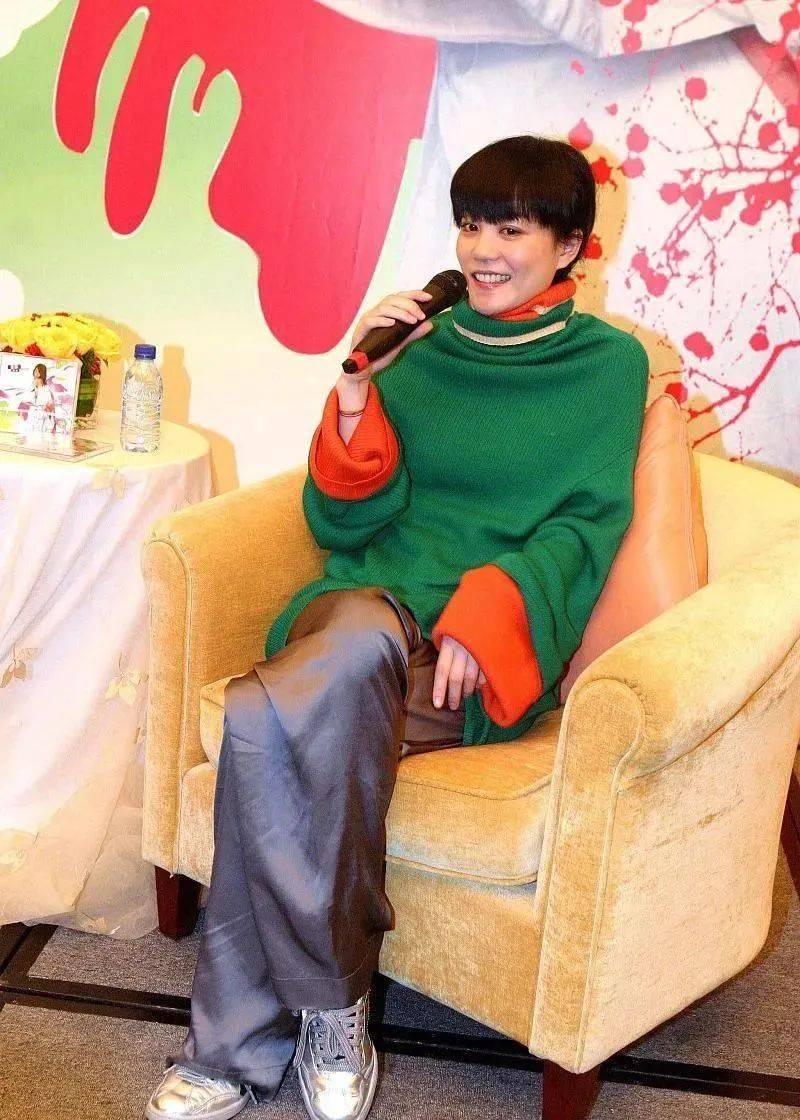 换新发型王菲嫩到认不出!53岁剪齐刘海穿毛衣裙比小11岁张柏芝还显嫩